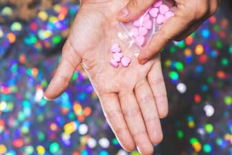 Ecstasy-Pillen auf einer Hand (Symbolbild): Eine Mutter steht im Verdacht, diese Droge an ihre minderjährige Tochter abgegeben zu haben.
