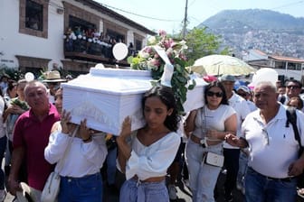 Angehörige tragen den Sarg des jungen Mädchens (Archivbild): Die Dorfgemeinschaft griff nach dem Tod zur Selbstjustiz.