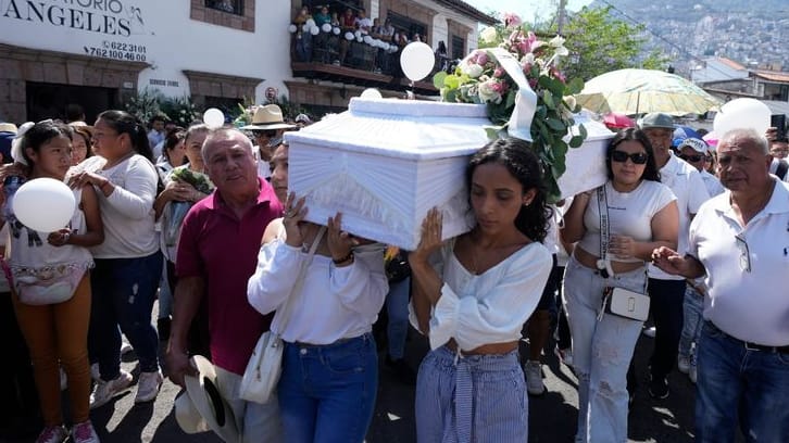 Angehörige tragen den Sarg des jungen Mädchens (Archivbild): Die Dorfgemeinschaft griff nach dem Tod zur Selbstjustiz.