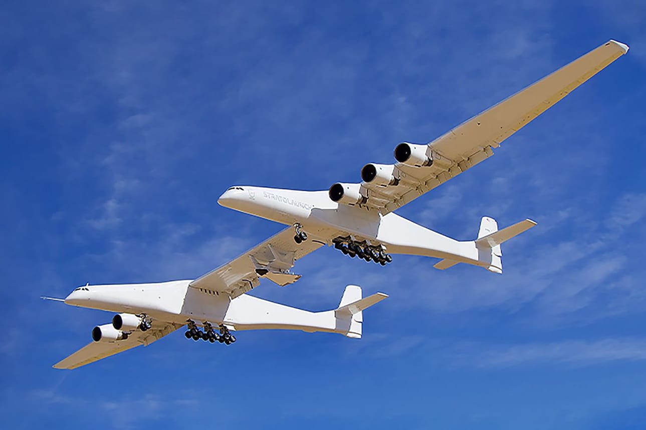 Das Doppelrumpf-Trägerflugzeug Stratolaunch Roc: In der Mitte des Konstrukts befindet sich das Hyperschallflugzeug.