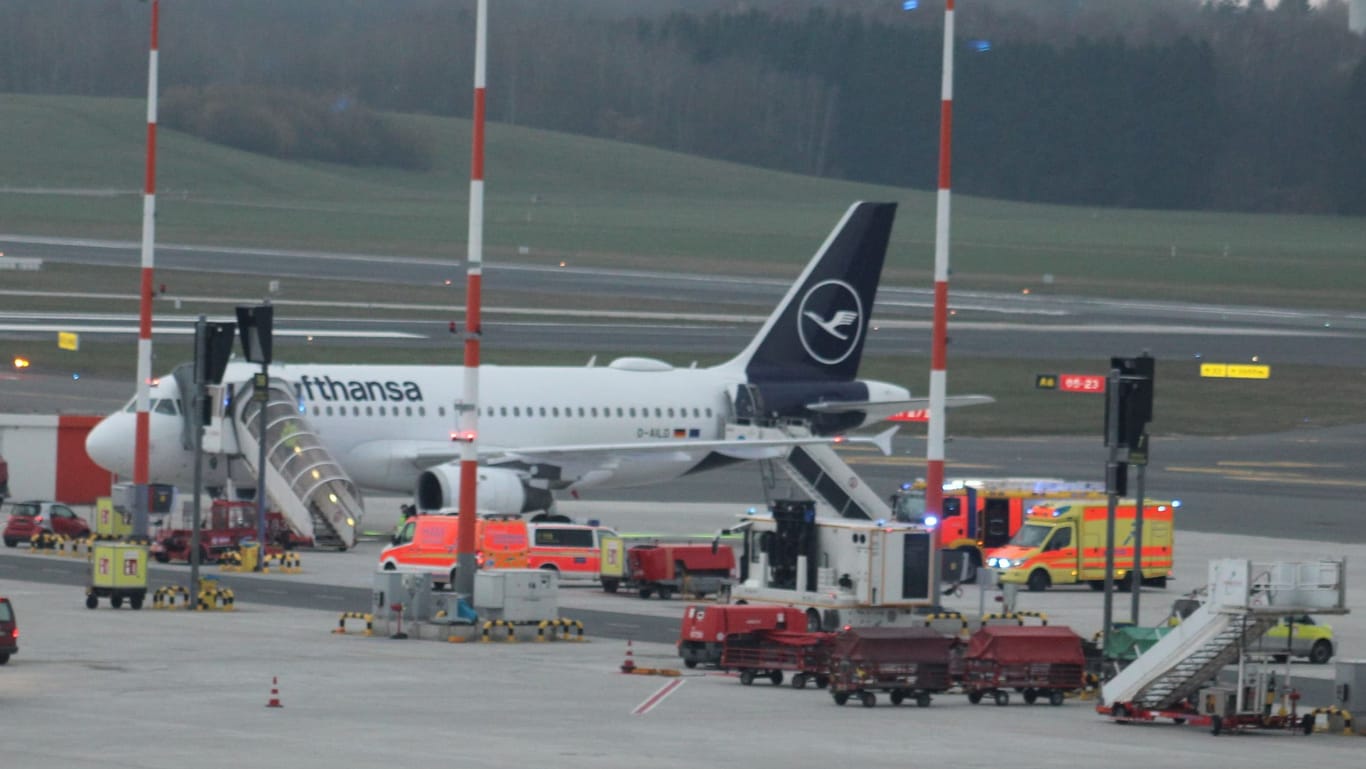 Die betroffene Maschine steht am Airport Hamburg: Verletzte gab es nach ersten Erkenntnissen nicht.