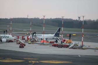 Die betroffene Maschine steht am Airport Hamburg: Verletzte gab es nach ersten Erkenntnissen nicht.