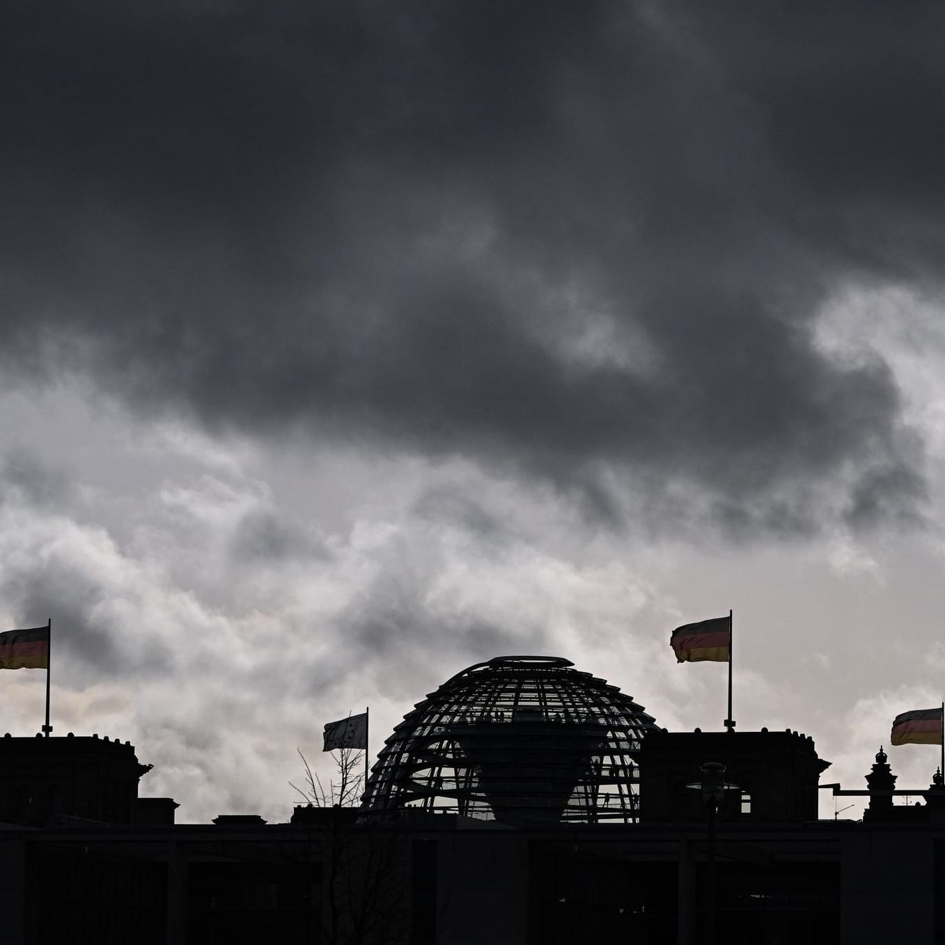 Wolken über dem Reichstagsgebäude (Archivbild): In Berlin fällt der Wochenstart kühl aus.