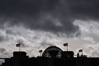 Wolken über dem Reichstagsgebäude (Archivbild): In Berlin fällt der Wochenstart kühl aus.