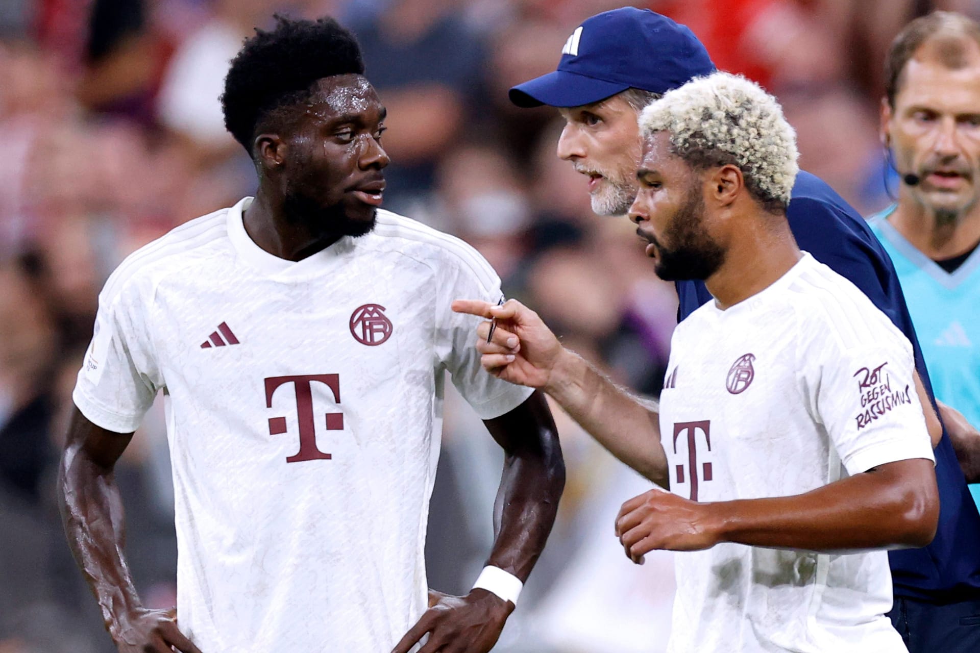 Alphonso Davies (l.) im Gespräch mit Thomas Tuchel: Der Außenverteidiger könnte den FC Bayern im Sommer verlassen.