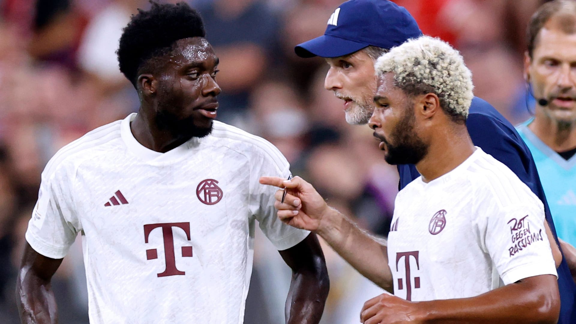 Alphonso Davies (l.) im Gespräch mit Thomas Tuchel: Der Außenverteidiger könnte den FC Bayern im Sommer verlassen.