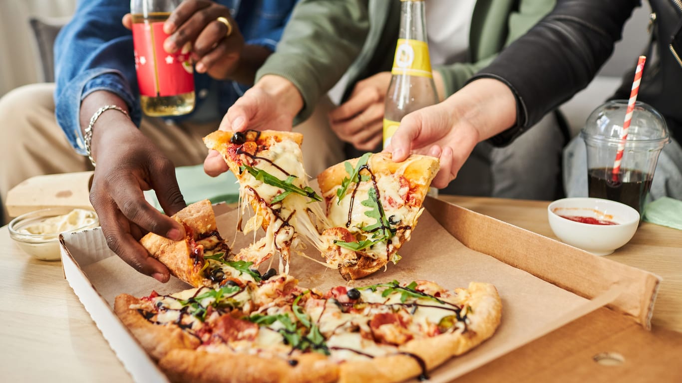 Pizza und Softdrinks: Beide Produkte enthalten Inhaltsstoffe, die der Leber schaden können.