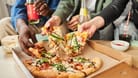 Pizza und Softdrinks: Beide Produkte enthalten Inhaltsstoffe, die der Leber schaden können.