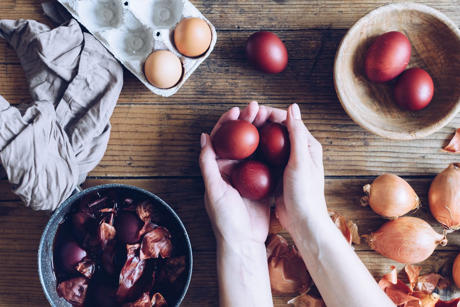 Eier lassen sich natürlich mit Zwiebelschalen färben.