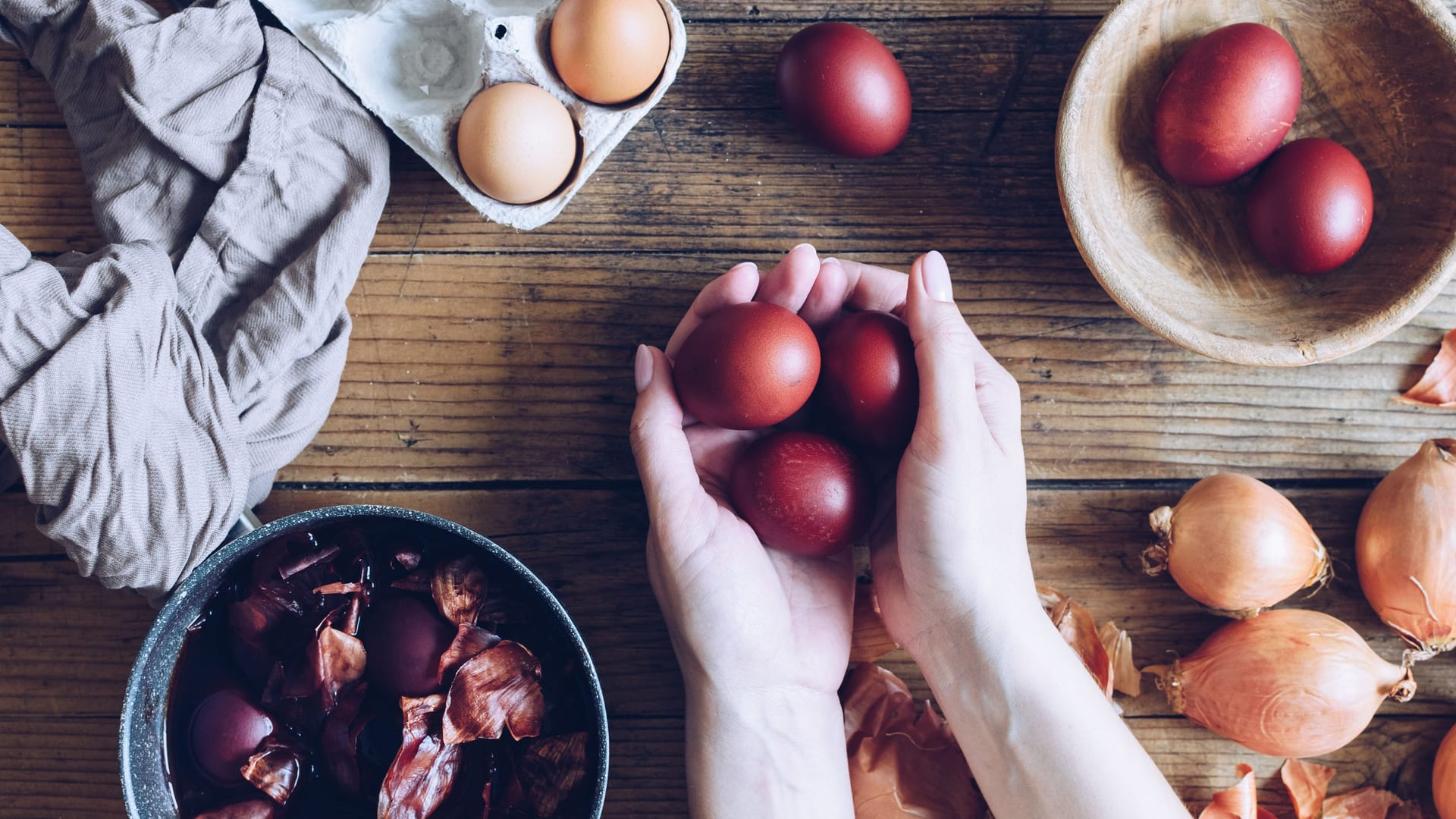 Eier lassen sich natürlich mit Zwiebelschalen färben.