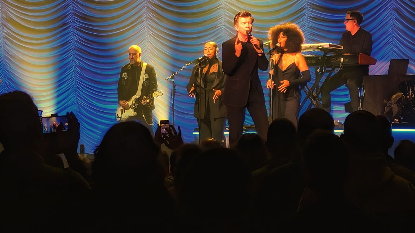 Rick Astley und seine Band: In Hamburg lieferte der 58-Jährige eine umjubelte Show ab.