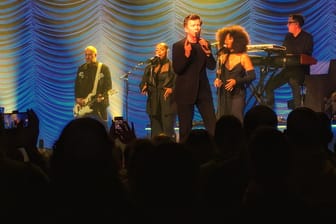 Rick Astley und seine Band: In Hamburg lieferte der 58-Jährige eine umjubelte Show ab.