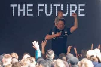 Elon Musk besucht Fabrik in Grünheide