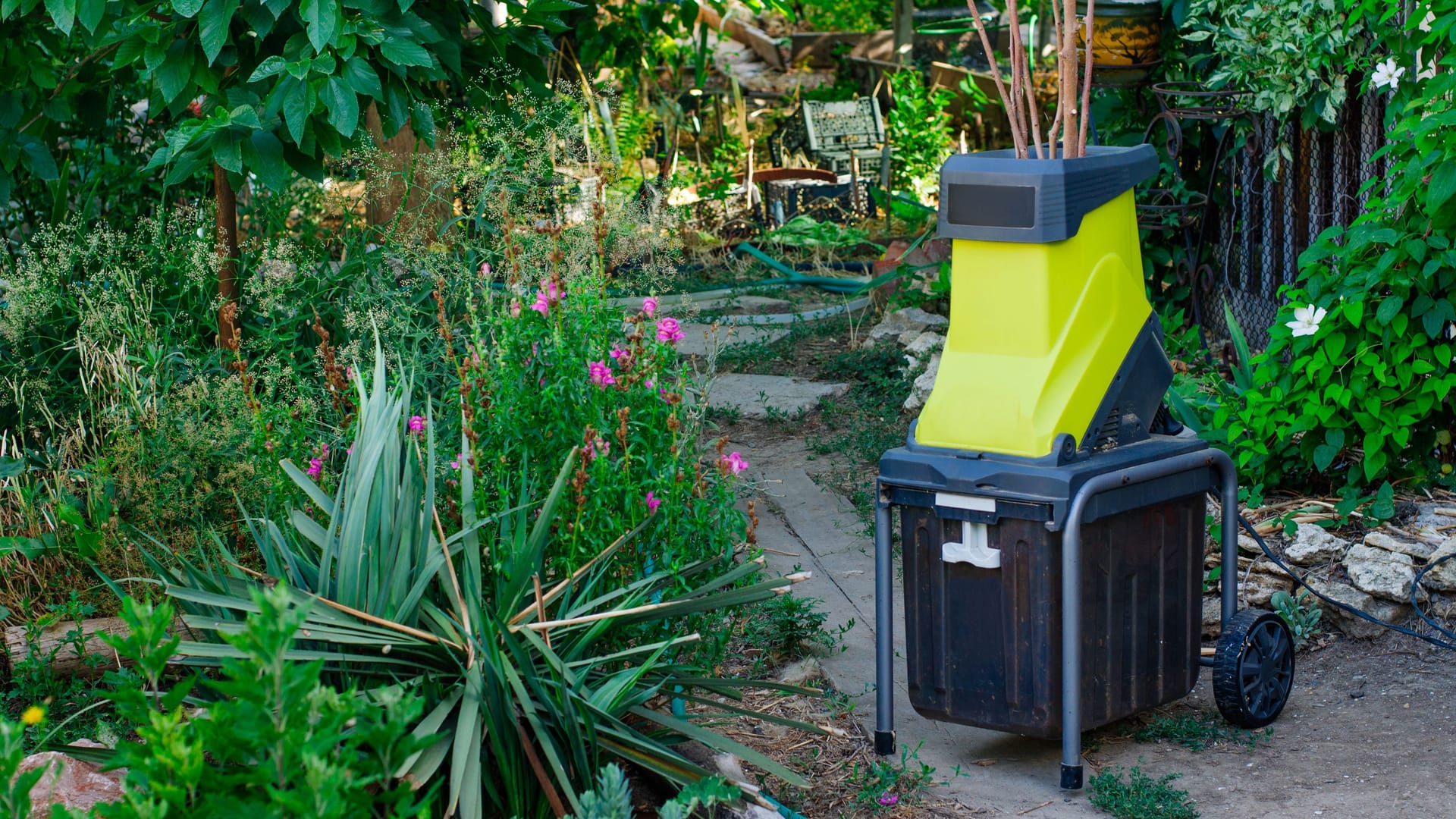 Die besten Gartenhäcksler im Vergleich: Mit diesen Modellen von Bosch, Einhell, Ikra und Co. verringern Sie Ihr Schnittgut.