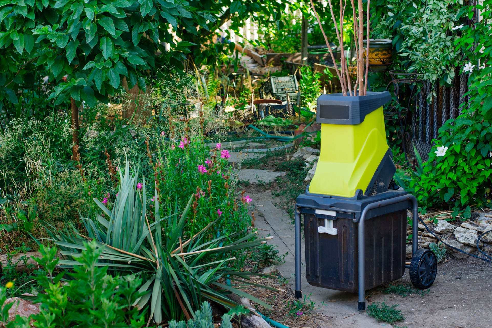 Die besten Gartenhäcksler im Vergleich: Mit diesen Modellen von Bosch, Einhell, Ikra und Co. verringern Sie Ihr Schnittgut.