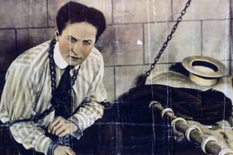 Ein koloriertes Foto von Harry Houdini (Archivbild): Der aus Budapest stammende Zauberkünstler benannte sich nach zwei Zauberer, die er bewunderte.