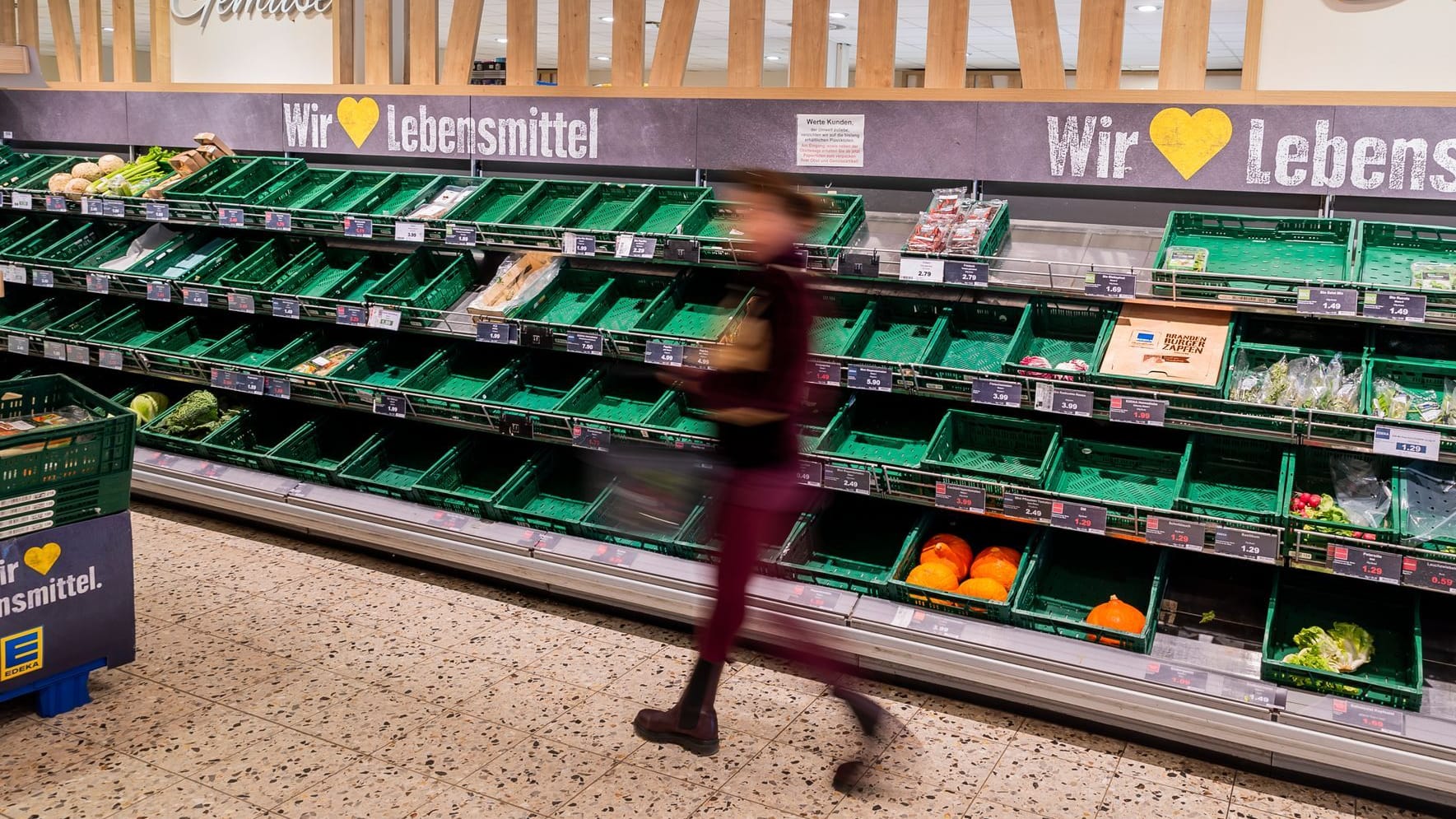 Das Gemüse- und Obstregal in einem Schöneberger Edeka-Markt ist weitgehend leer: Ein Logistikzentrum hatte einen Stromausfall.