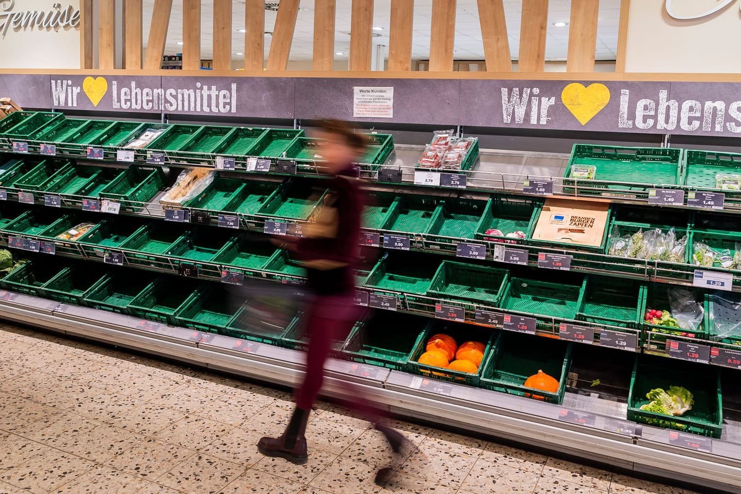 Das Gemüse- und Obstregal in einem Schöneberger Edeka-Markt ist weitgehend leer: Ein Logistikzentrum hatte einen Stromausfall.