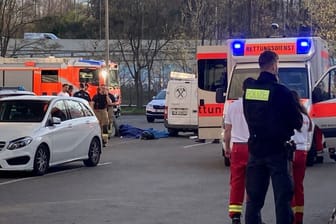 Tödliche Fahrt: In Berlin-Wilmersdorf ist eine Frau bei einem schweren Verkehrsunfall ums Leben gekommen.