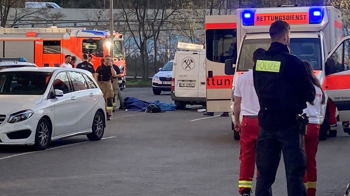 Tödliche Fahrt: In Berlin-Wilmersdorf ist eine Frau bei einem schweren Verkehrsunfall ums Leben gekommen.