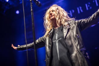 Taylor Momsen steht auf der Bühne (Archivbild): Die Sängerin unterstützt AC/DC in Deutschland mit ihrer Band The Pretty Reckless.