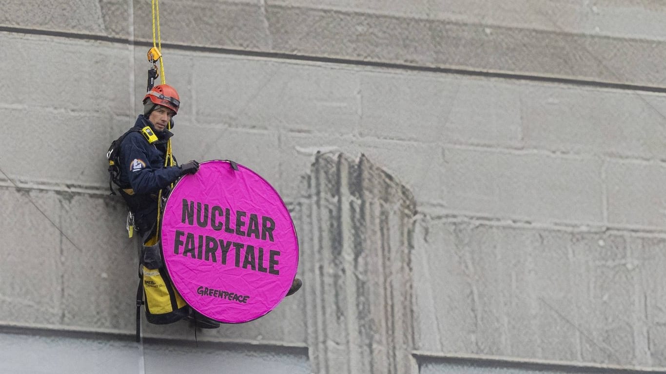 Ein Greenpeace-Aktivist seilt sich ab: Durch die Aktion wurde der Atomenergie-Gipfel in Brüssel unterbrochen.