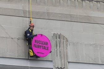 Ein Greenpeace-Aktivist seilt sich ab: Durch die Aktion wurde der Atomenergie-Gipfel in Brüssel unterbrochen.