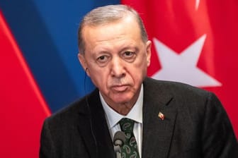 Gut zehn Monate nach seiner Wiederwahl galt die Abstimmung als Stimmungstest für den Präsidenten und seine AKP: Recep Tayyip Erdogan (Archivbild).