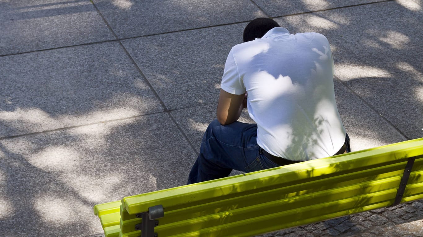 Mann sitzt auf einer Parkbank (Symbolfoto): In Dortmund wurde ein Mann Opfer einer unvermittelten Attacke.