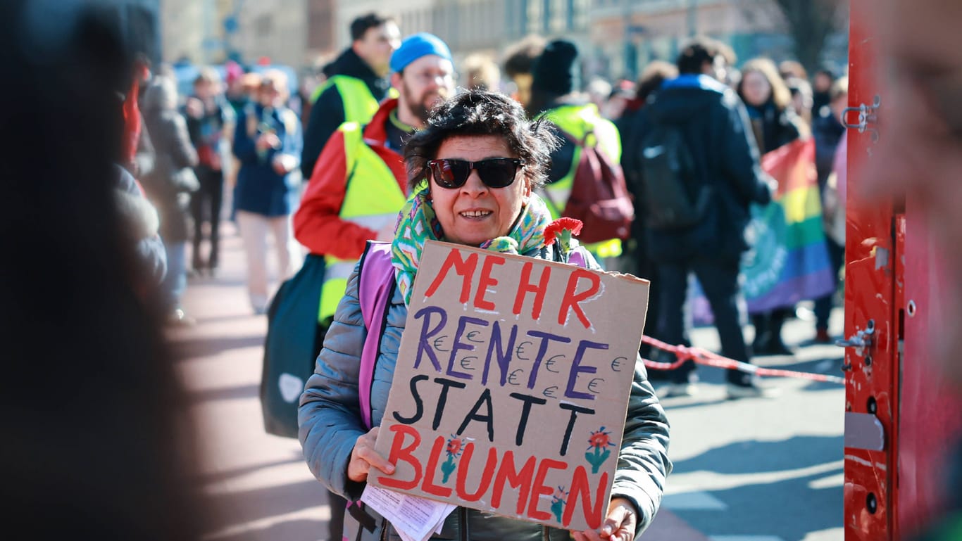Demonstrantin beim Demo-Zug von den Gewerkschaften DGB, Verdi, GEW und dem Bündnis für sexuelle Selbstbestimmung am Internationalen feministischen Kampftag in Berlin, 08.03.2024.