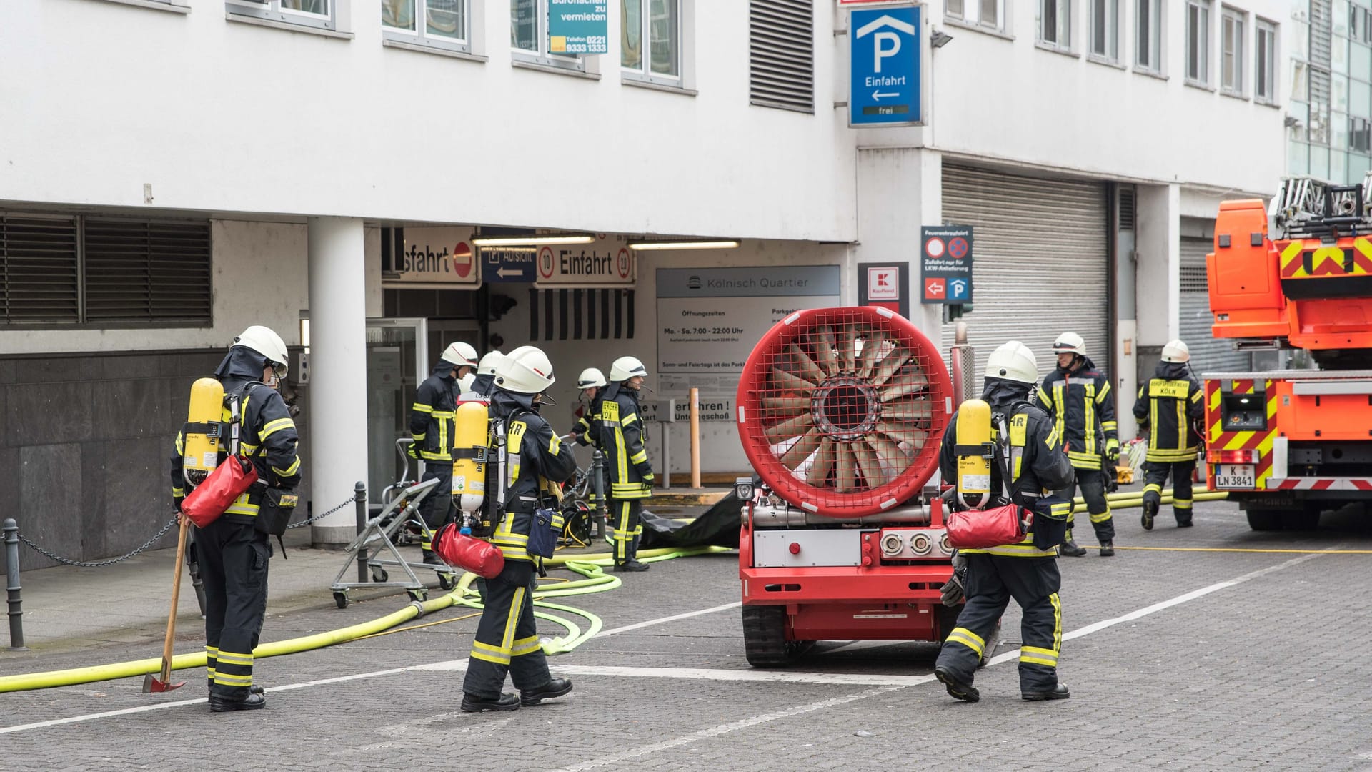 Tiefgaragenbrand in Köln-Ehrenfeld: Die Feuerwehr mustte mit einem Löschunterstützungsfahrzeug (LUF) arbeiten. Tiefgaragenbrand in Köln-Ehrenfeld: Die Feuerwehr mustte mit einem Löschunterstützungsfahrzeug (LUF) arbeiten.