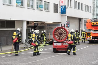 Tiefgaragenbrand in Köln-Ehrenfeld: Die Feuerwehr mustte mit einem Löschunterstützungsfahrzeug (LUF) arbeiten.