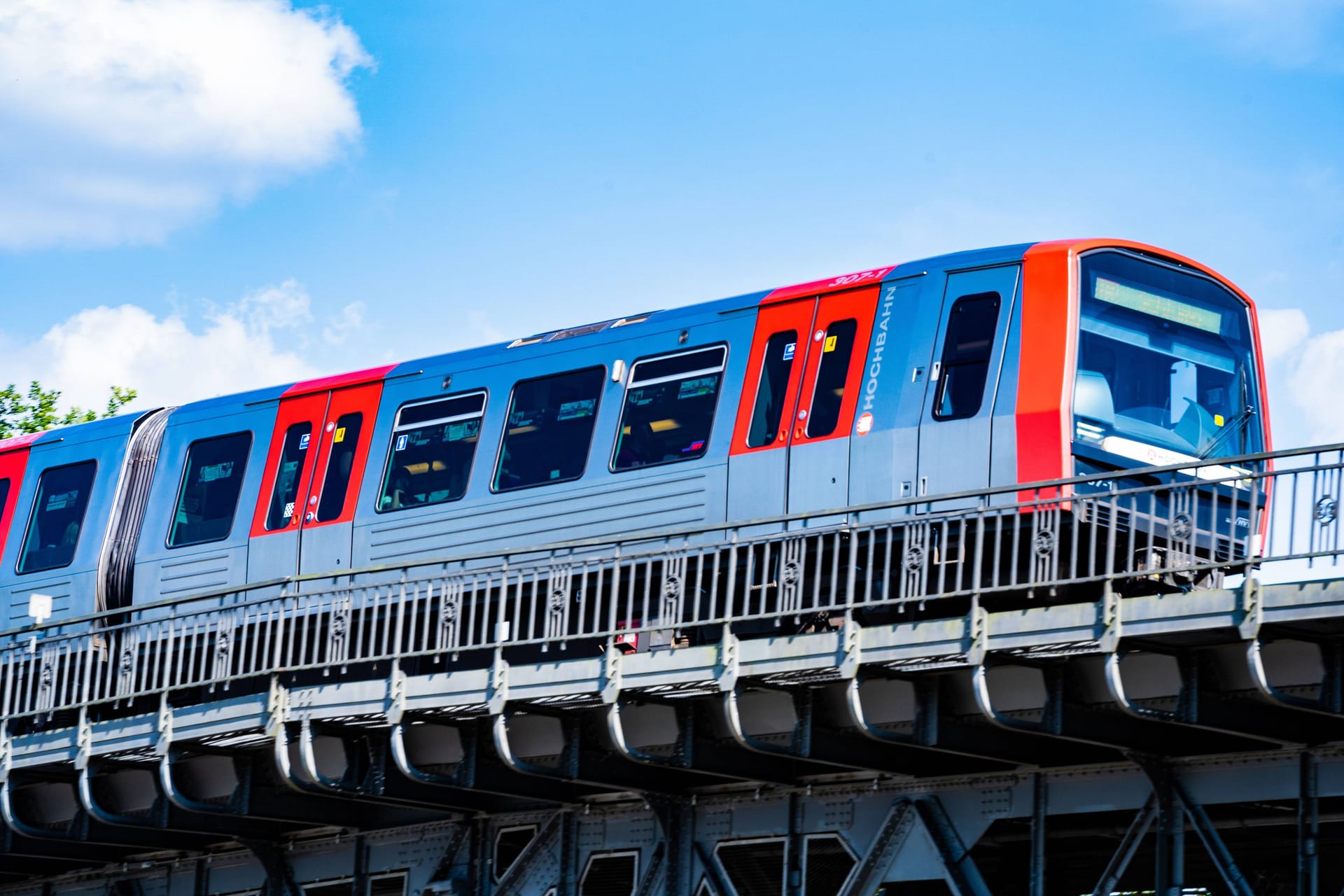 Ein Zug der U-Bahnlinie U1 (Symbolbild): Im Hamburger Norden müssen Fahrgäste im April mit längeren Fahrtzeiten rechnen.