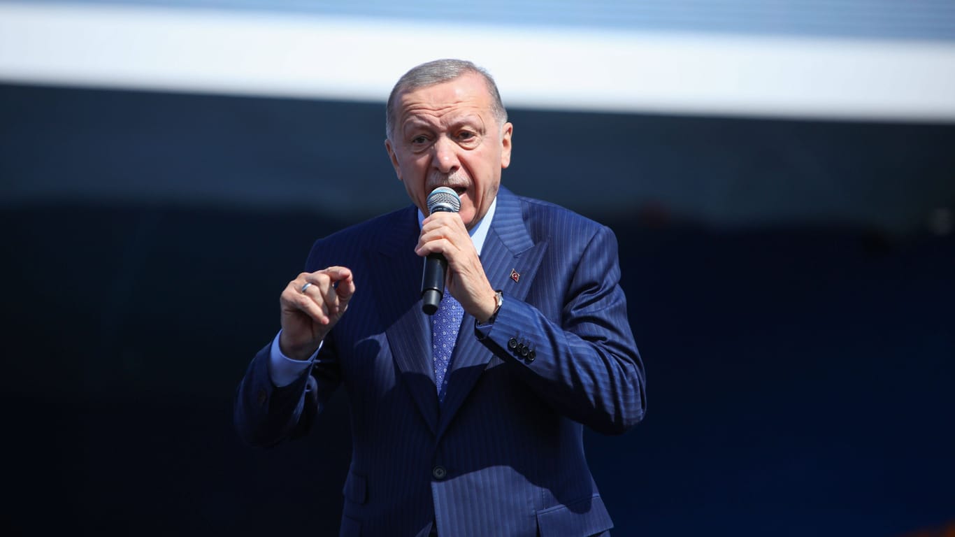 Erdoğan auf der Bühne: Der türkische Präsident hat den Wahlkampf seiner Partei zur Kommunalwahl an sich gezogen.