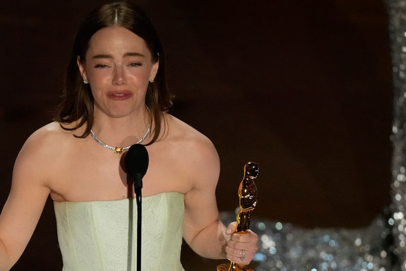 Kleid-Malheur: Emma Stone bei ihrer Rede nach dem Gewinn des Oscars für die "Beste Hauptdarstellerin".