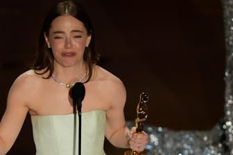 Kleid-Malheur: Emma Stone bei ihrer Rede nach dem Gewinn des Oscars für die "Beste Hauptdarstellerin".