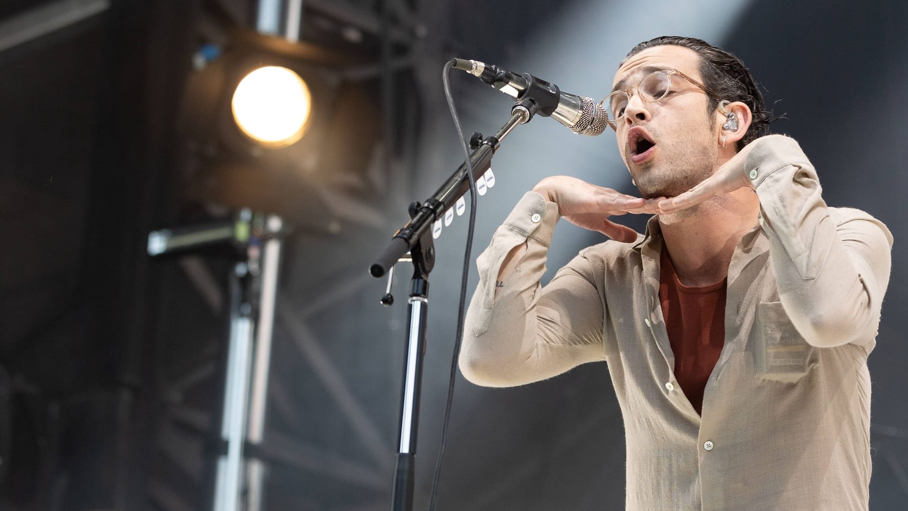 The 1975 in der MercedesBenzArena So performte Matty Healy in Berlin