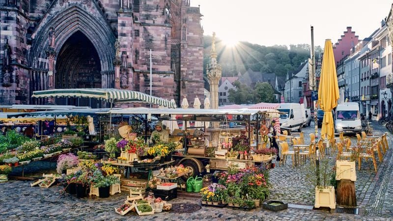 Münsterplatz: Hier findet täglich außer sonntags der Münstermarkt statt.