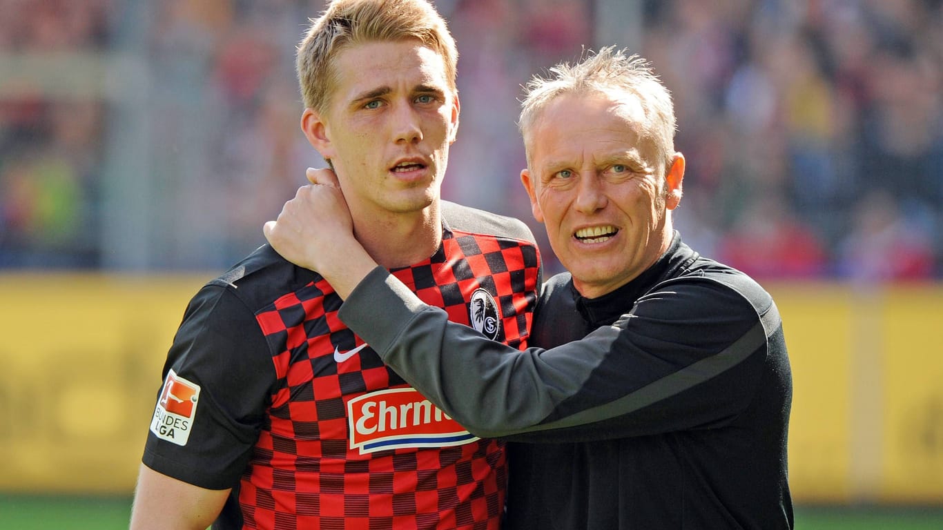 Nils Petersen und Christian Streich (r.) im Jahr 2016: Der Stürmer blieb nach dem Abstieg des SC Freiburg beim Klub.