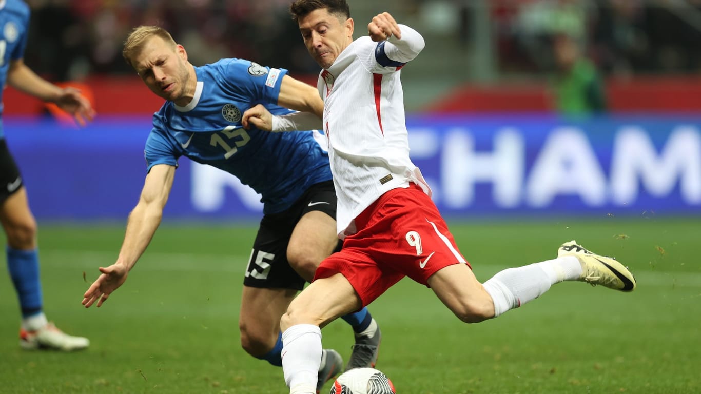 Pflichtaufgabe erfüllt: Robert Lewandowski (M.) im Spiel mit Polen gegen Estland.