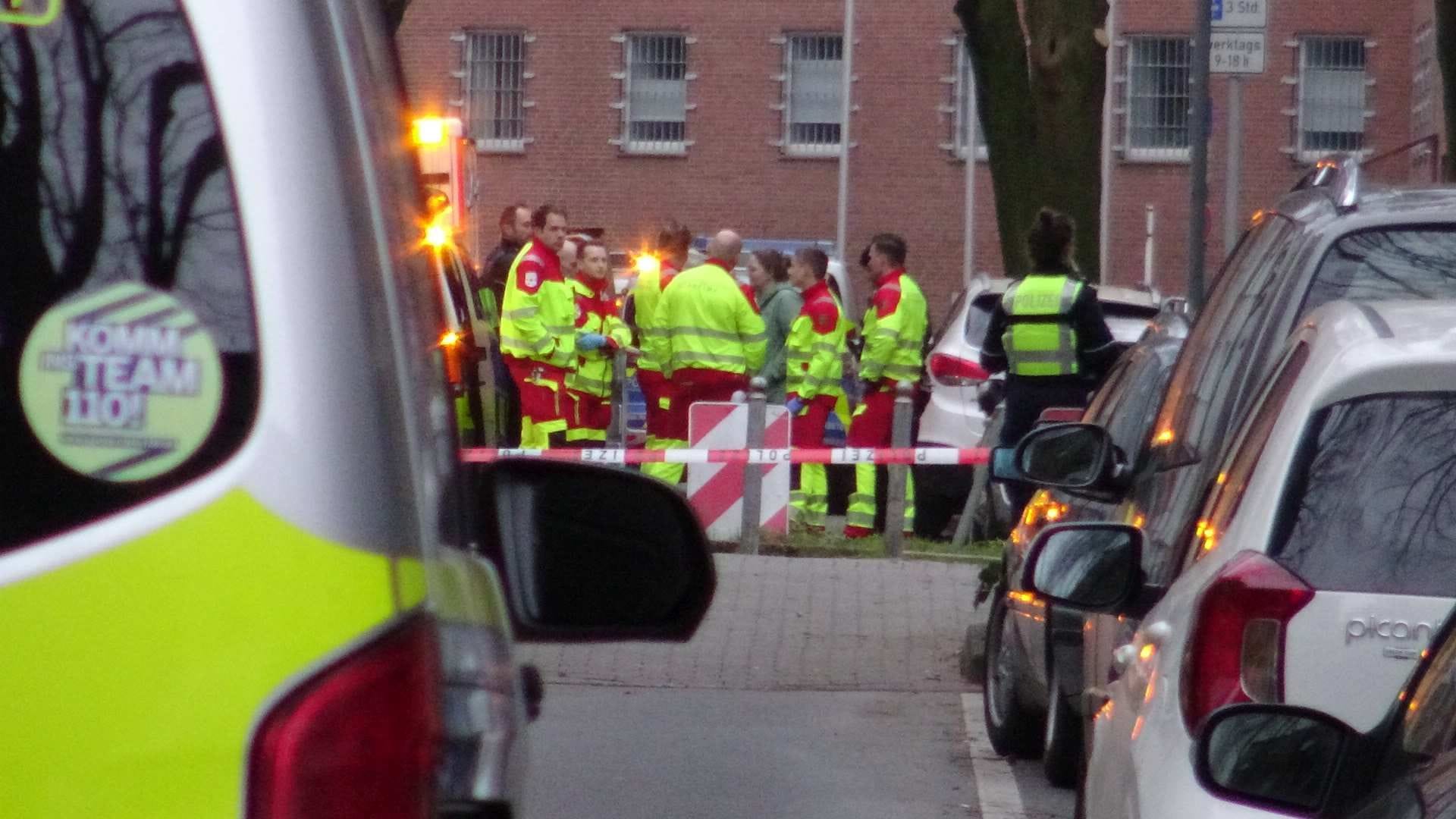 Rettungskräfte im Gerichtsviertel: Nach einer statischen Lage konnte der Mann überwältigt werden und wurde in eine Klinik gebracht.
