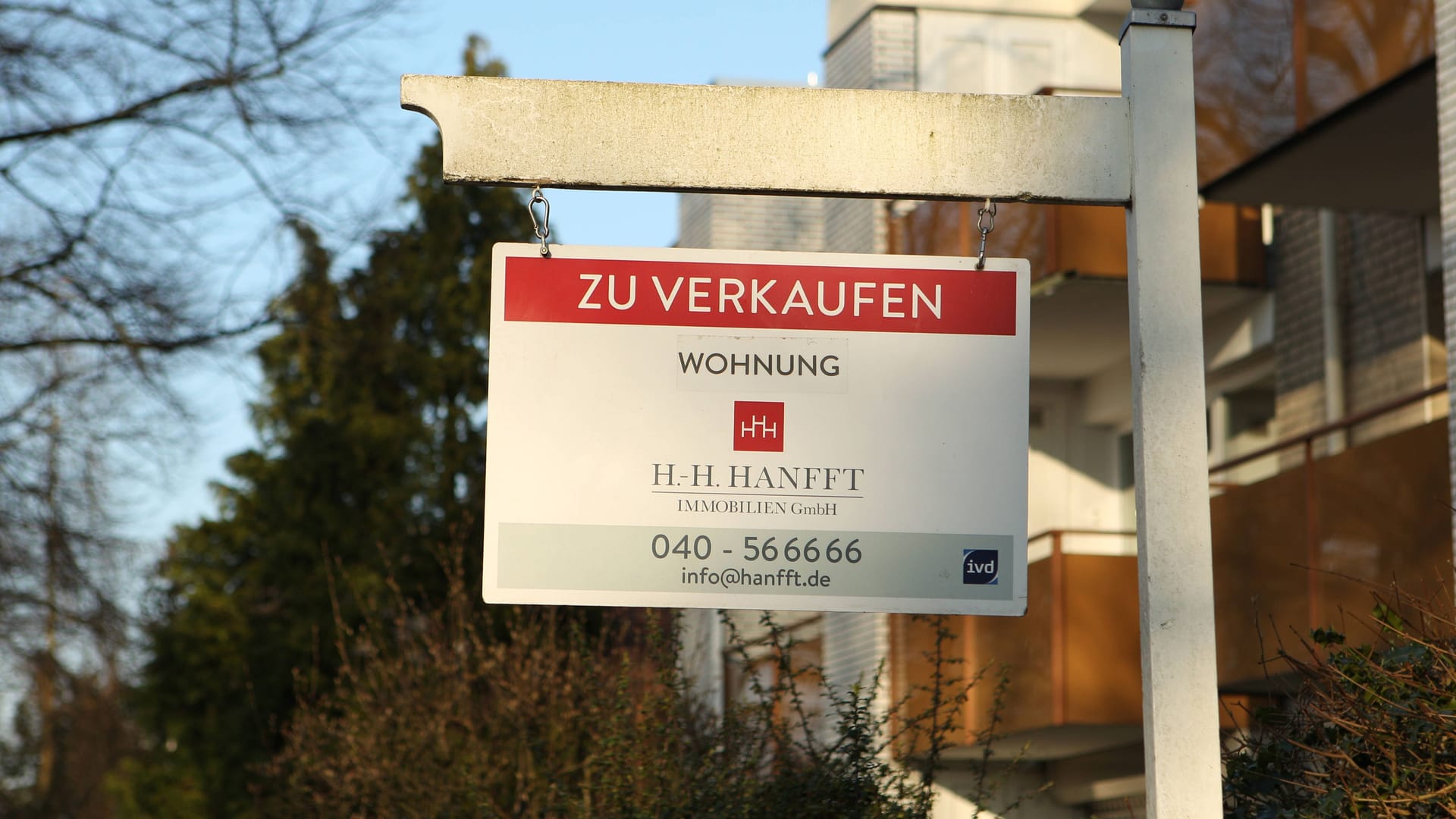Vor einem Haus steht ein "Zu verkaufen"-Schild (Symbolbild): In Hamburg sind die Immobilienpreise zuletzt deutlich gesunken. Vor einem Haus steht ein "Zu verkaufen"-Schild (Symbolbild): In Hamburg sind die Immobilienpreise zuletzt deutlich gesunken.