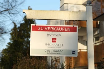 Vor einem Haus steht ein "Zu verkaufen"-Schild (Symbolbild): In Hamburg sind die Immobilienpreise zuletzt deutlich gesunken.
