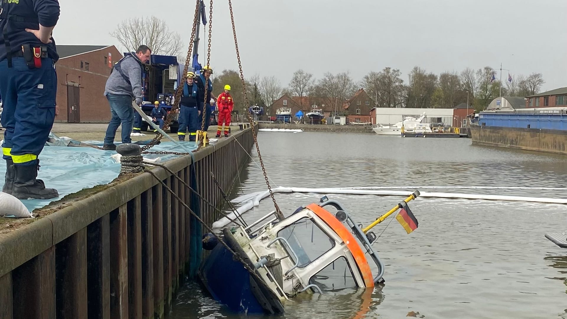 Das Arbeitsboot wird lediglich von den ausgebrachten Leinen an der Pier gehalten. Das Arbeitsboot wird lediglich von den ausgebrachten Leinen an der Pier gehalten.