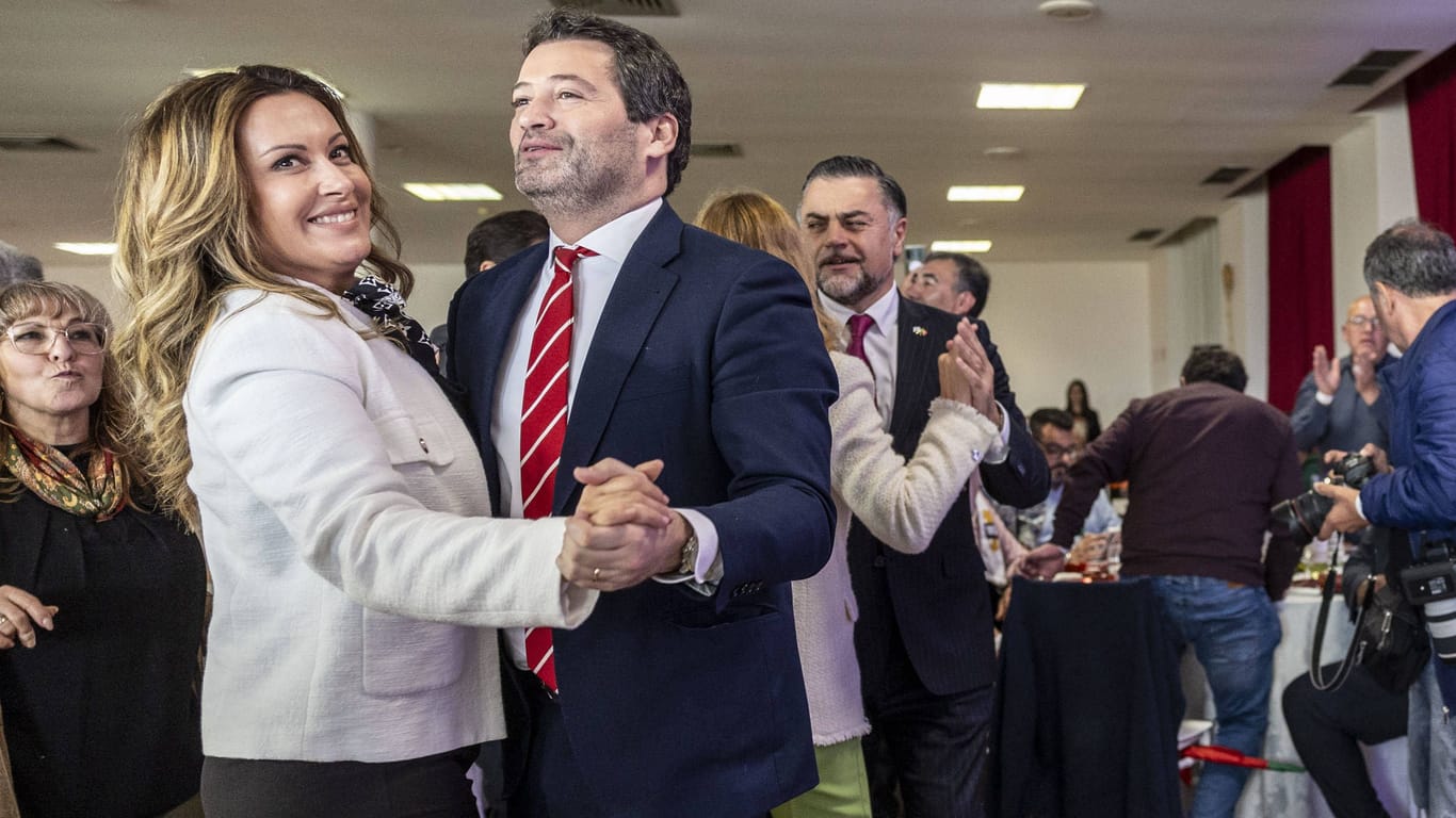 Ventura wagt bei einem Parteikonvent ein Tänzchen mit seiner Parteifreundin Marta Trindade.