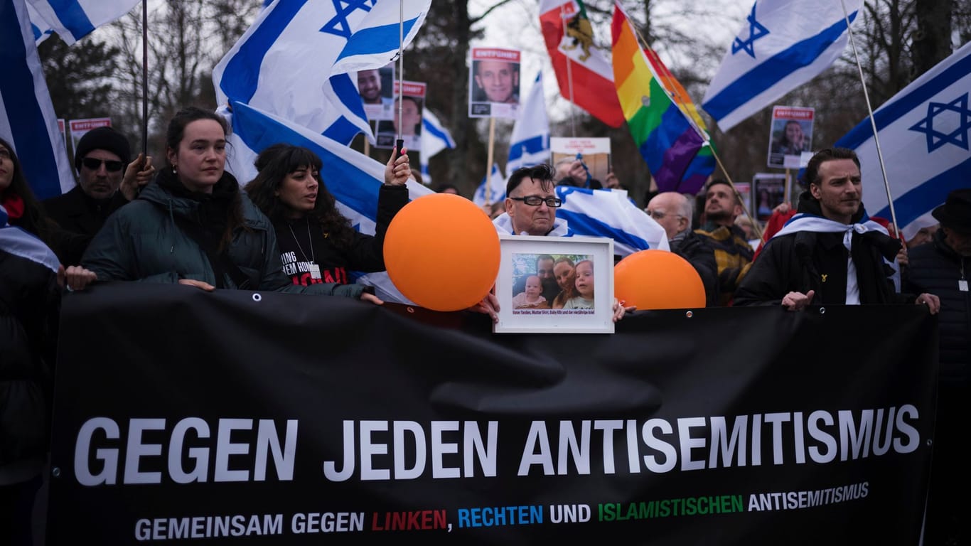 Protestteilnehmer in Berlin halten Fotos von Angehörigen: Etwa 300 Menschen gingen auf die Straße.