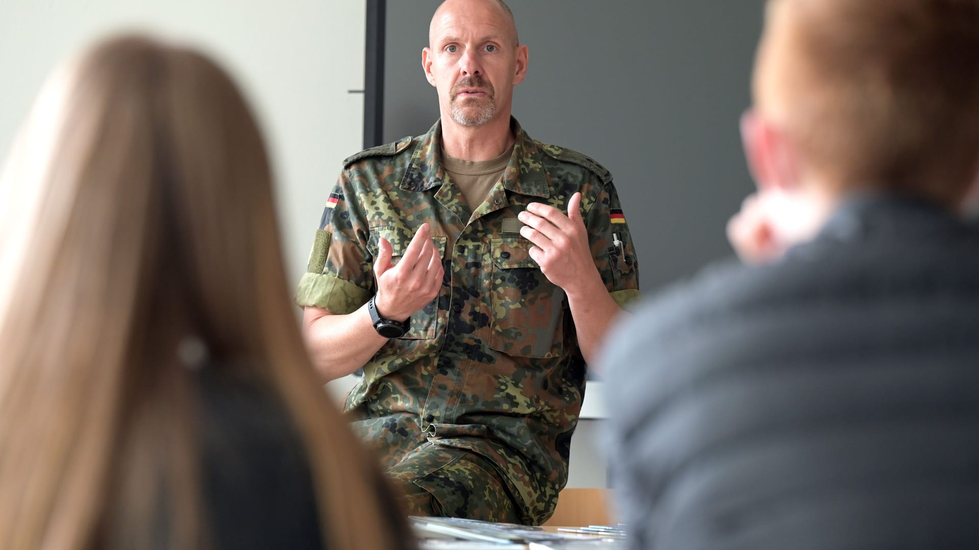 Ein Soldat der Bundeswehr an einer Schule: Bildungsministerin Stark-Watzinger möchte Schülerinnen und Schüler auf den Kriegsfall vorbereiten lassen.