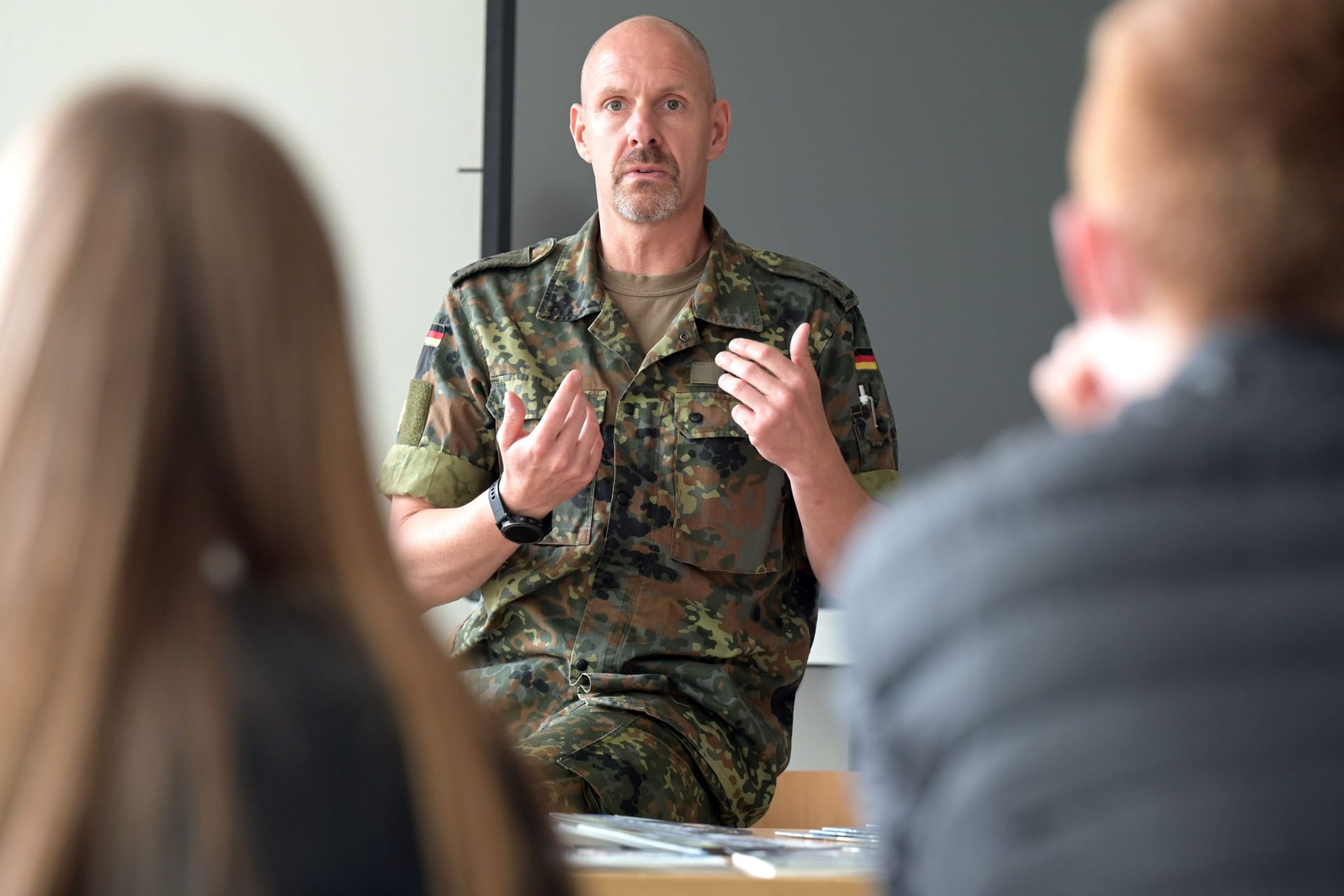 Ein Soldat der Bundeswehr an einer Schule: Bildungsministerin Stark-Watzinger möchte Schülerinnen und Schüler auf den Kriegsfall vorbereiten lassen.