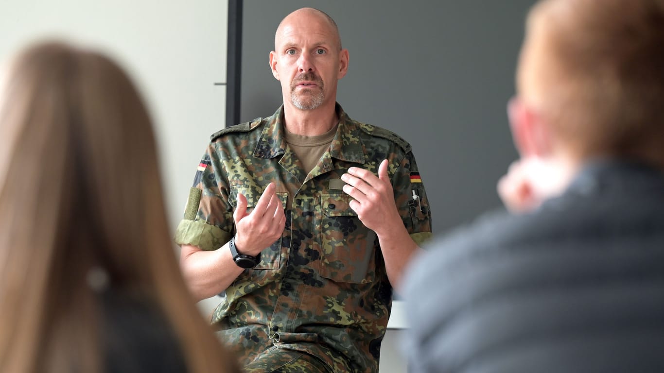 Ein Soldat der Bundeswehr an einer Schule: Bildungsministerin Stark-Watzinger möchte Schülerinnen und Schüler auf den Kriegsfall vorbereiten lassen.