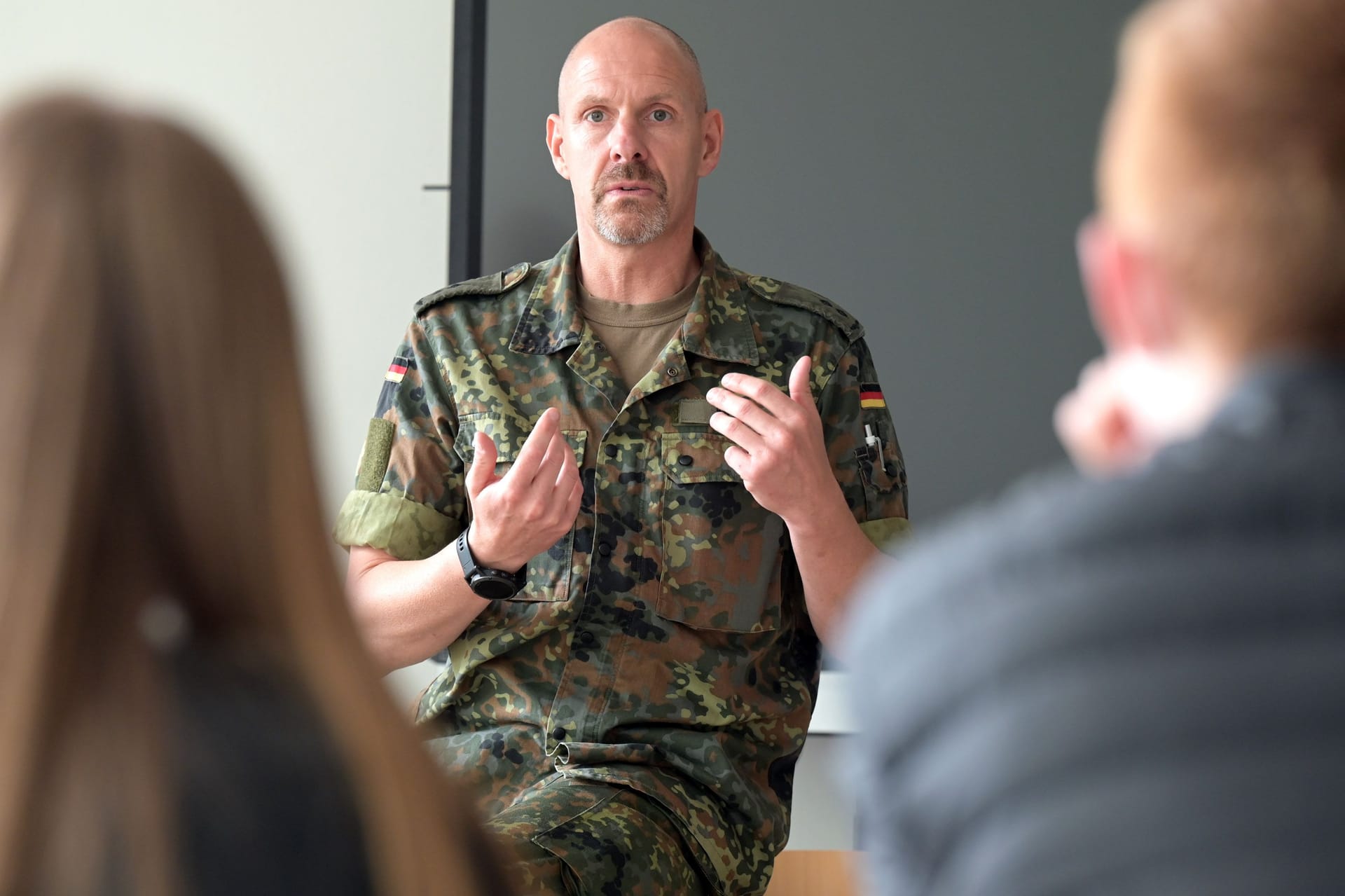 Ein Soldat der Bundeswehr an einer Schule: Bildungsministerin Stark-Watzinger möchte Schülerinnen und Schüler auf den Kriegsfall vorbereiten lassen.